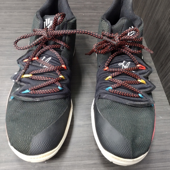 Nike Kyrie Friends Edition Sneakers, Size 7Y - Picture 7 of 9